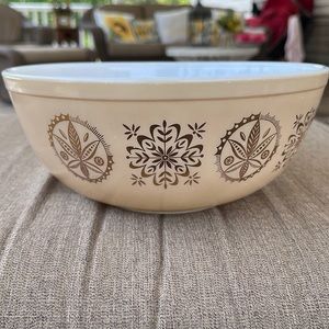 Pyrex glass bowl